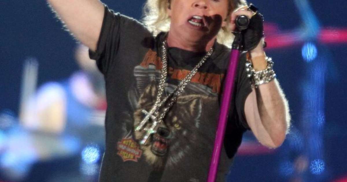 Axl Rose, do Guns N' Roses, é visto passeando em shopping em São Paulo