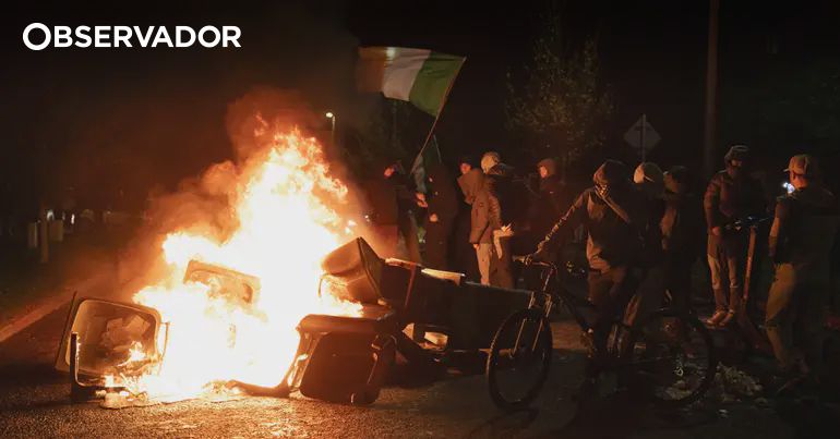 Terceira noite de protestos em Dublin leva a 24 detenções – Observador