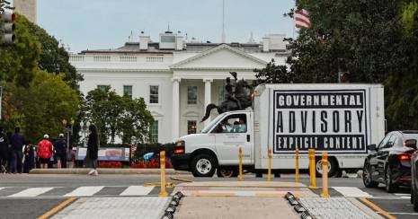 Bordalo II instala nova provocação artística à porta da Casa Branca
