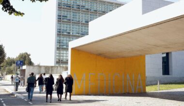 Queixas de assédio a alunas levam Faculdade de Medicina do Porto a suspender professor