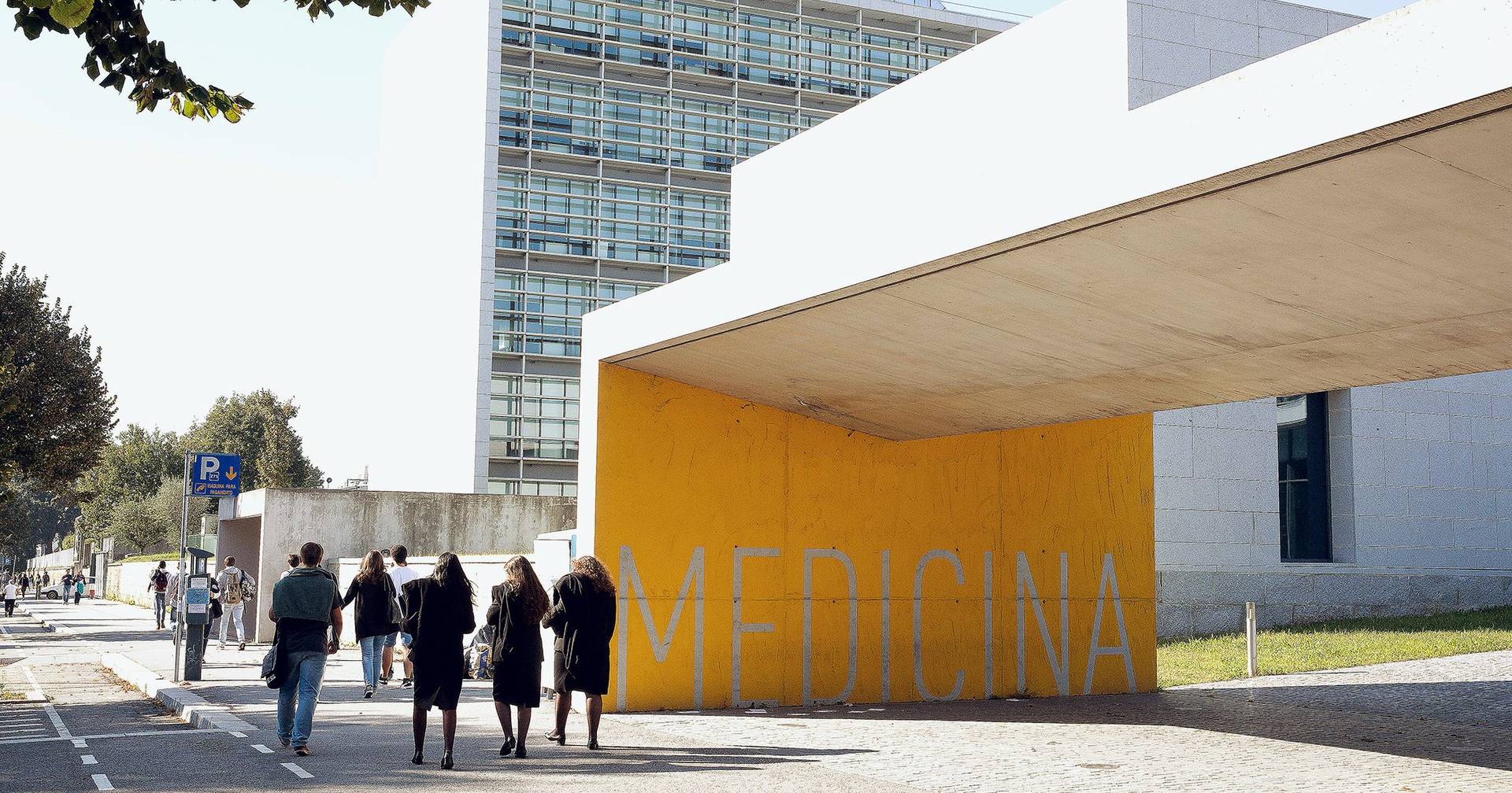 Queixas de assédio a alunas levam Faculdade de Medicina do Porto a suspender professor