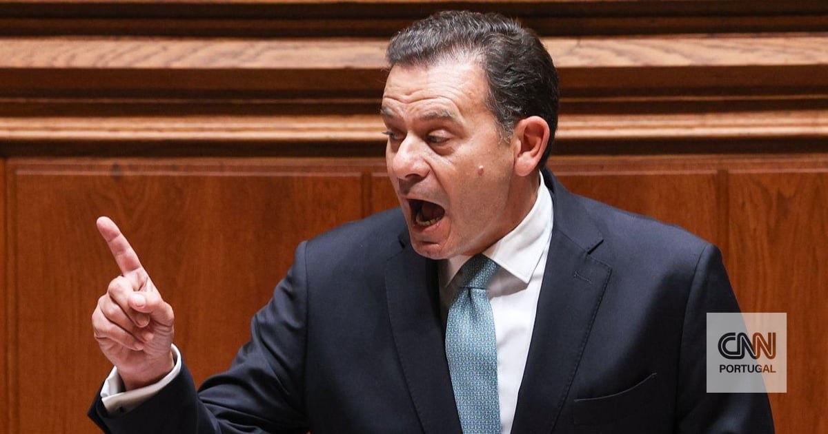 AO MINUTO | Montenegro quer devolver "imigrantes ilegais aos países de origem" e diz a Ventura que Salazarismo “não combate corrupção, é a corrupção”