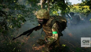 Situação complica-se em ponto-chave para a Ucrânia: Kiev diz que 200 militares russos já entraram na cidade, Rússia afirma que cercou 5.500 soldados