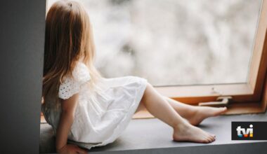 Com apenas 5 anos, atirou o irmão recém-nascido pela janela. Estaremos perante uma nova geração mais violenta ou simplesmente incompreendida? - Dois às 10