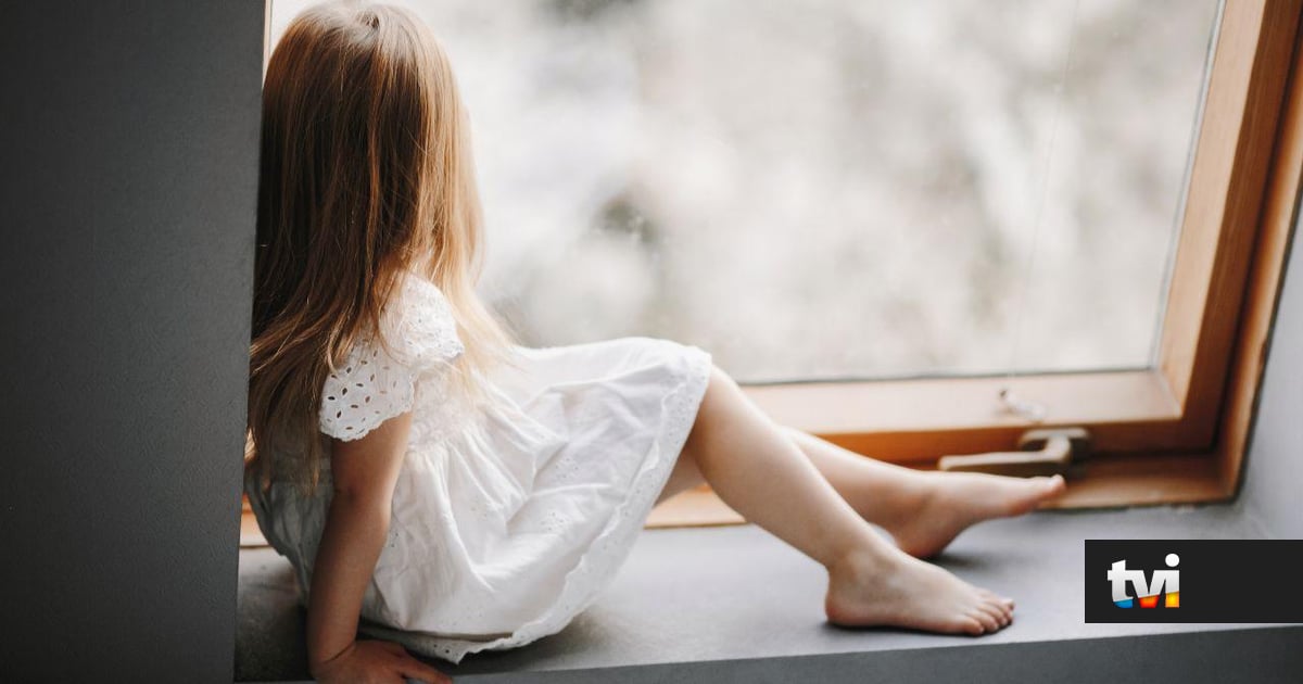 Com apenas 5 anos, atirou o irmão recém-nascido pela janela. Estaremos perante uma nova geração mais violenta ou simplesmente incompreendida? - Dois às 10