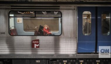 Têm 16 e 21 anos, ajudavam passageiros no metro de Lisboa a comprar bilhetes, memorizavam os PIN e depois roubavam as carteiras