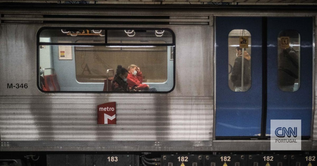 Têm 16 e 21 anos, ajudavam passageiros no metro de Lisboa a comprar bilhetes, memorizavam os PIN e depois roubavam as carteiras