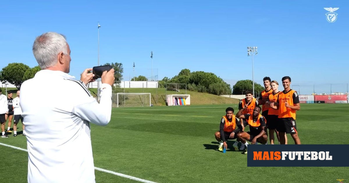 VÍDEO: Mourinho orienta treino alegre... e ainda tira fotografias