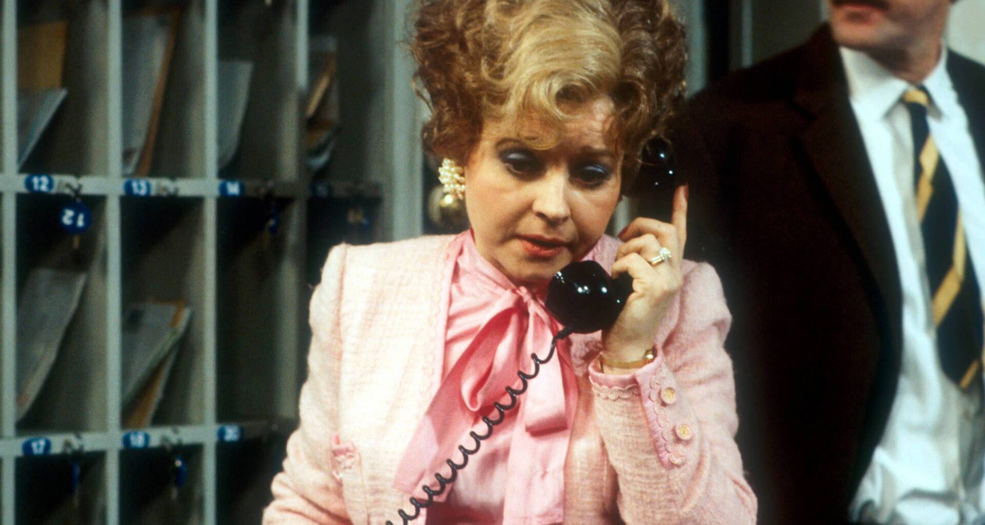 Morre Prunella Scales, atriz da série 'Fawlty Towers' - 28/10/2025 - Ilustrada