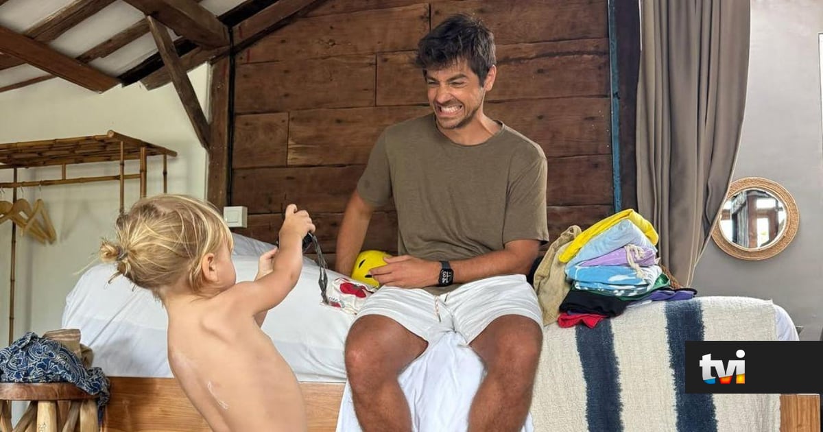 Filho de Lourenço Ortigão e Kelly Bailey conquista corações ao imitar gesto do pai - Novelas