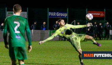 VÍDEO: guarda-redes sobe à área adversária e marca golaço para garantir empate