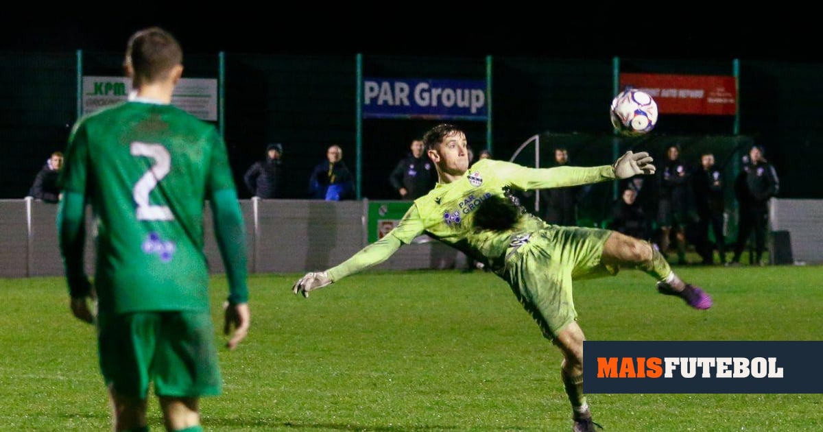 VÍDEO: guarda-redes sobe à área adversária e marca golaço para garantir empate