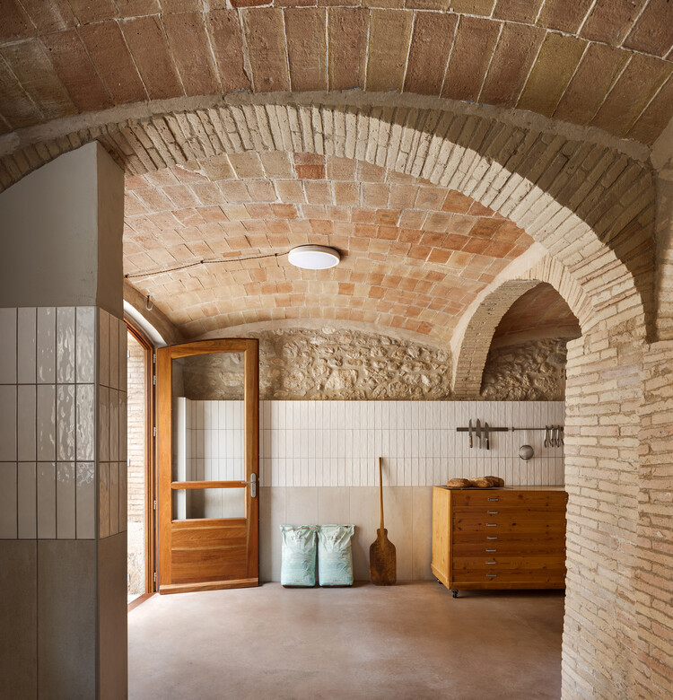 Padaria Forn Lleva't / Quim Olea · Estudi d'Arquitectura - Fotografia de Interiores, Tijolo, Viga