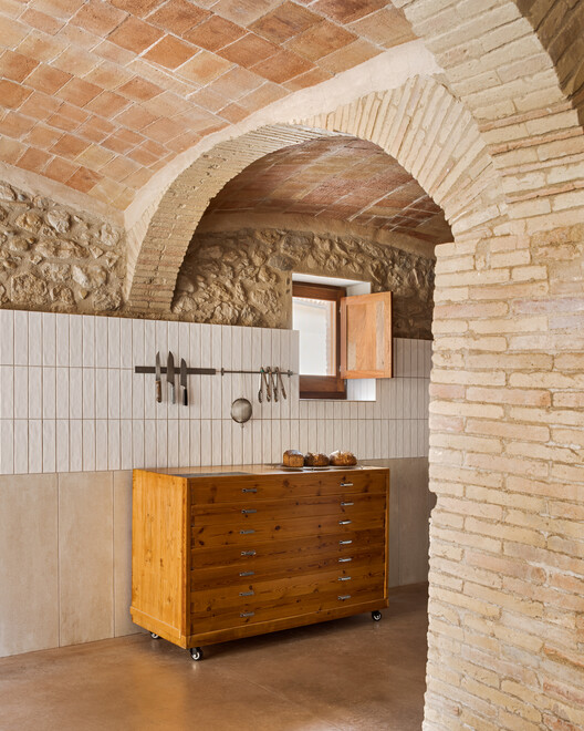 Padaria Forn Lleva't / Quim Olea · Estudi d'Arquitectura - Fotografia de Interiores, Madeira, Tijolo, Viga, Cadeira