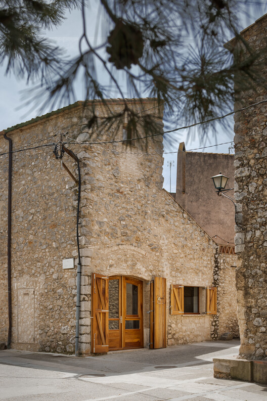 Padaria Forn Lleva't / Quim Olea · Estudi d'Arquitectura - Fotografia de Exterior, Porta, Concreto