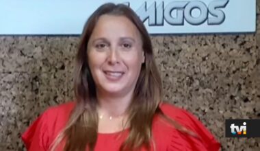 É assim que o filho de Susana Gravato tem vivido após matar a mãe. E a roupa que usa tem um significado - Dois às 10