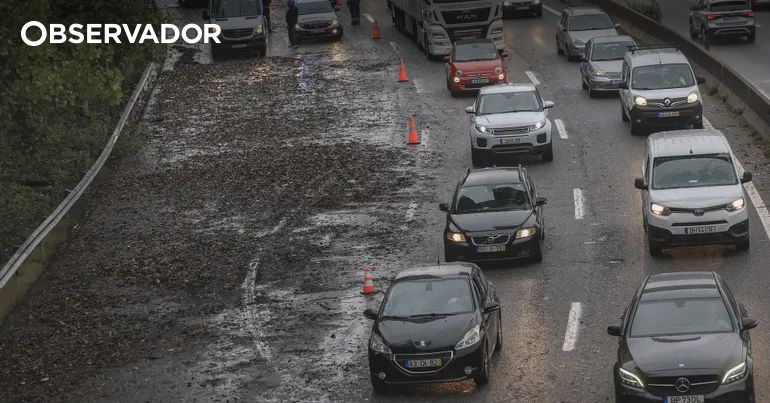 Chuva forte provoca inundações. Idosa resgatada no Porto – Observador