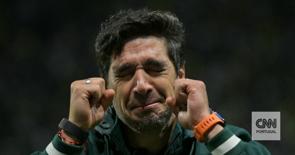 VÍDEO: Abel de joelhos e em lágrimas no relvado após reviravolta épica