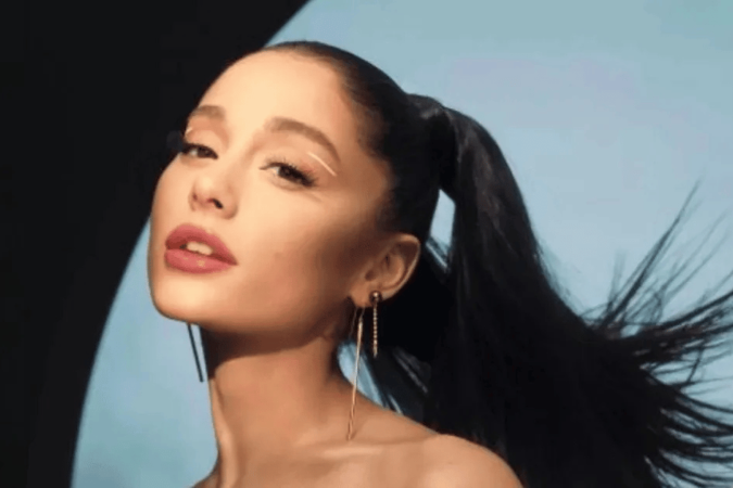 Ariana Grande homenageia Jonathan Bailey em texto emocionante -  (crédito: TMJBrazil)