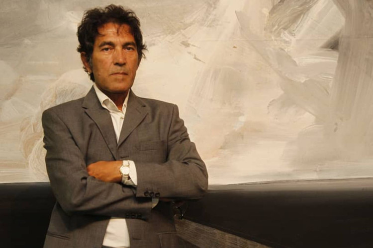 Artista italiano vende escultura invisível por R$ 87 mil; entenda