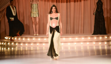 Na reta final da gravidez, Camila Queiroz brilha em desfile