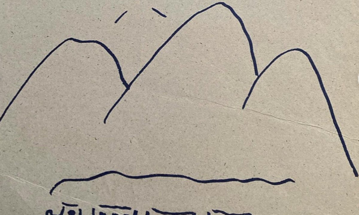 Desenho feito por Milton Nascimento mostra trenzinho com fumaça saindo pela chaminé à frente de montanha com três picos sob o Sol