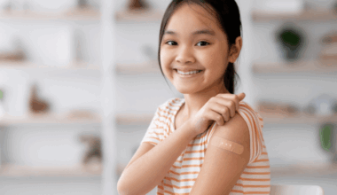 Manter a vacinação das crianças em dia ajuda a prevenir a meningite (Imagem: Prostock-studio