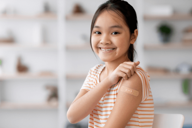 Manter a vacinação das crianças em dia ajuda a prevenir a meningite (Imagem: Prostock-studio