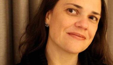 Cynthia Araújo lança nesta quinta (23/10) a nova edição de "A vida afinal"