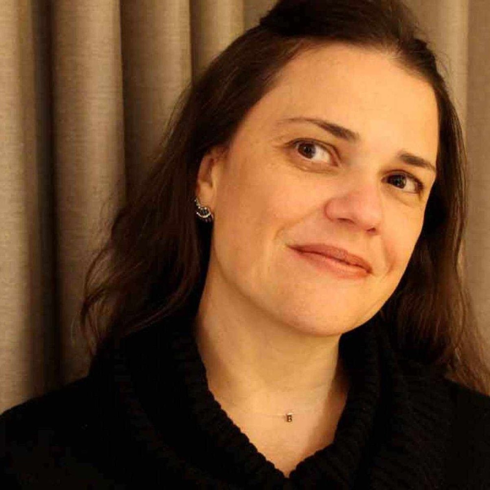 Cynthia Araújo lança nesta quinta (23/10) a nova edição de "A vida afinal"