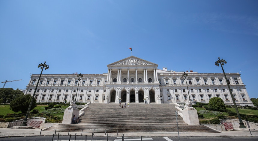 Protesto de polícias e guardas no Parlamento