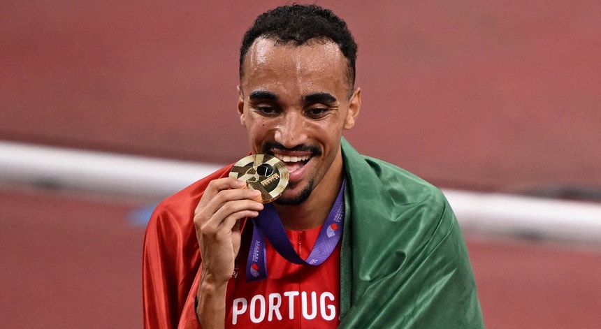 Atletismo. Isaac Nader renova contrato com o Benfica