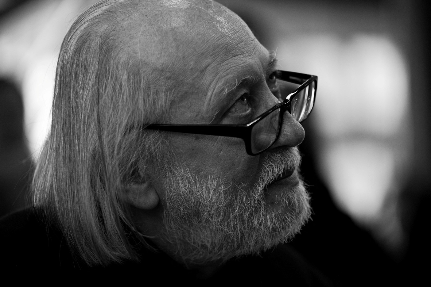 Conheça “Sátántangó”, o único livro do vencedor do Nobel 2025 lançado no Brasil