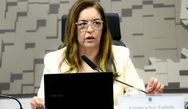 À mesa, presidente da CASCANCER, senadora Dra. Eudócia (PL-AL) conduz reunião.