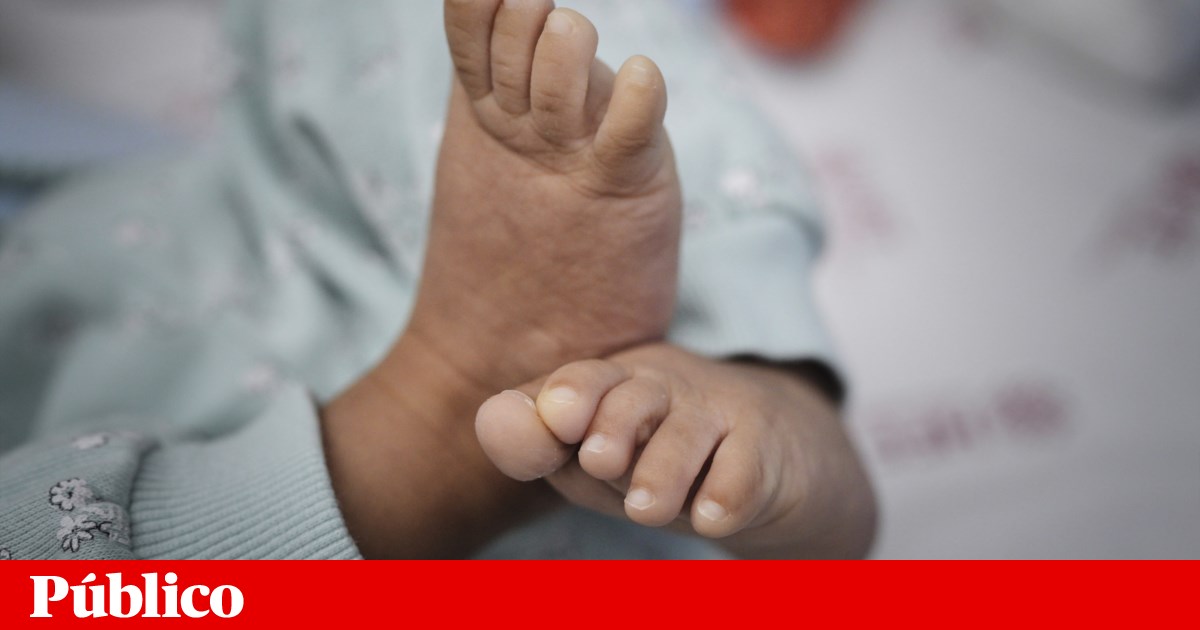 Recém-nascido abandonado à porta dos Bombeiros Sapadores de Leiria | Crianças