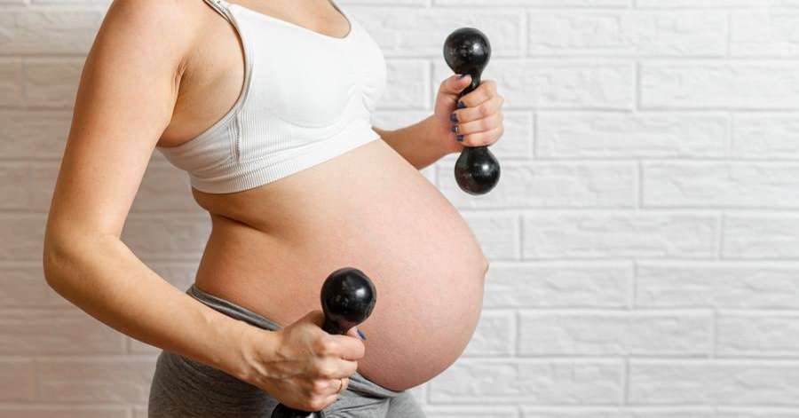 Gestantes que praticam musculação têm menos dores e melhor qualidade de sono, aponta pesquisa
