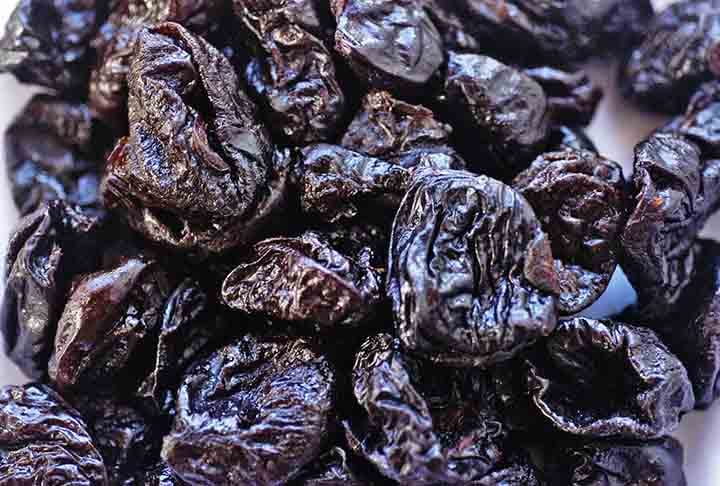 A ameixa preta é outro alimento importante, pois contém pectina, um tipo de fibra solúvel que ajuda no trânsito intestinal. Ela também apresenta sorbitol, um tipo de açúcar que facilita o funcionamento do intestino. 
-- Flickr Paulo Pedro