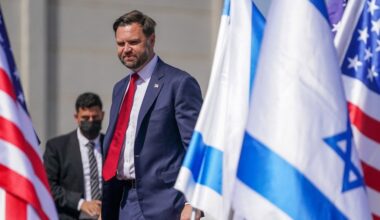 Pressão dos EUA. JD Vance chega a Israel para tentar consolidar frágil cessar-fogo