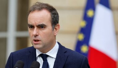 Crise política França. Macron deve anunciar novo primeiro-ministro dentro de 48 horas