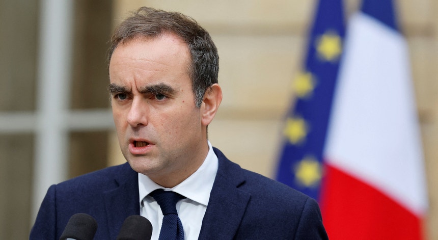 Crise política França. Macron deve anunciar novo primeiro-ministro dentro de 48 horas