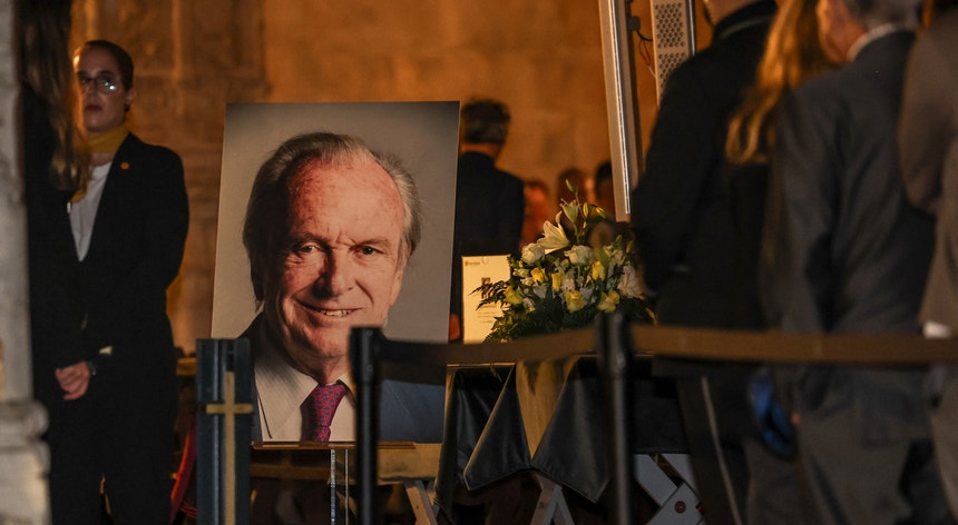 Funeral de Pinto Balsemão realiza-se no segundo dia de luto nacional