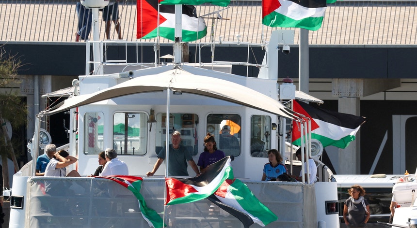 "Alerta máximo". Flotilha entra em "zona de risco elevado" com destino à Faixa de Gaza