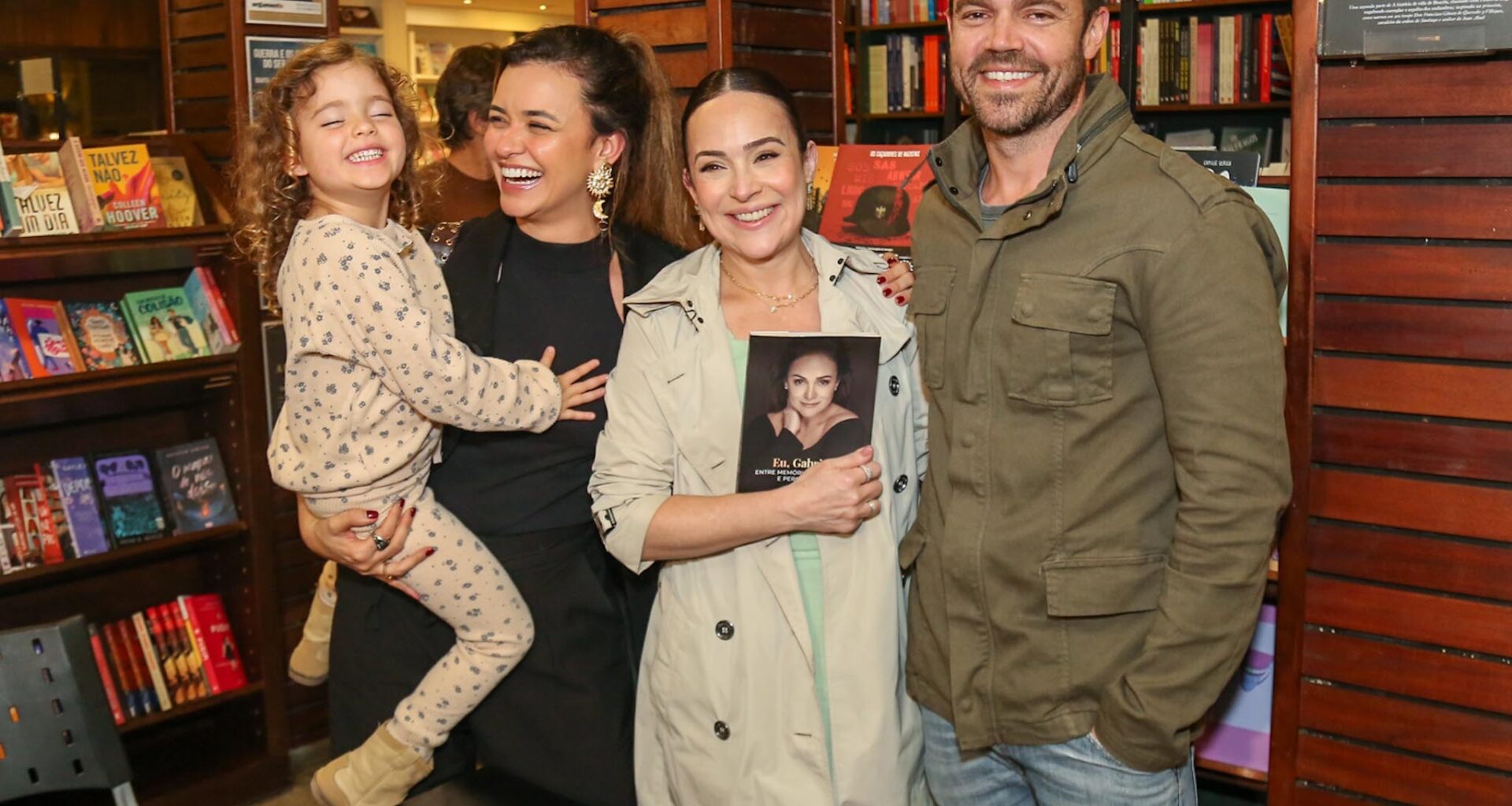 Gabriela Duarte recebe o irmão caçula, cunhada e sobrinha ao lançar livro