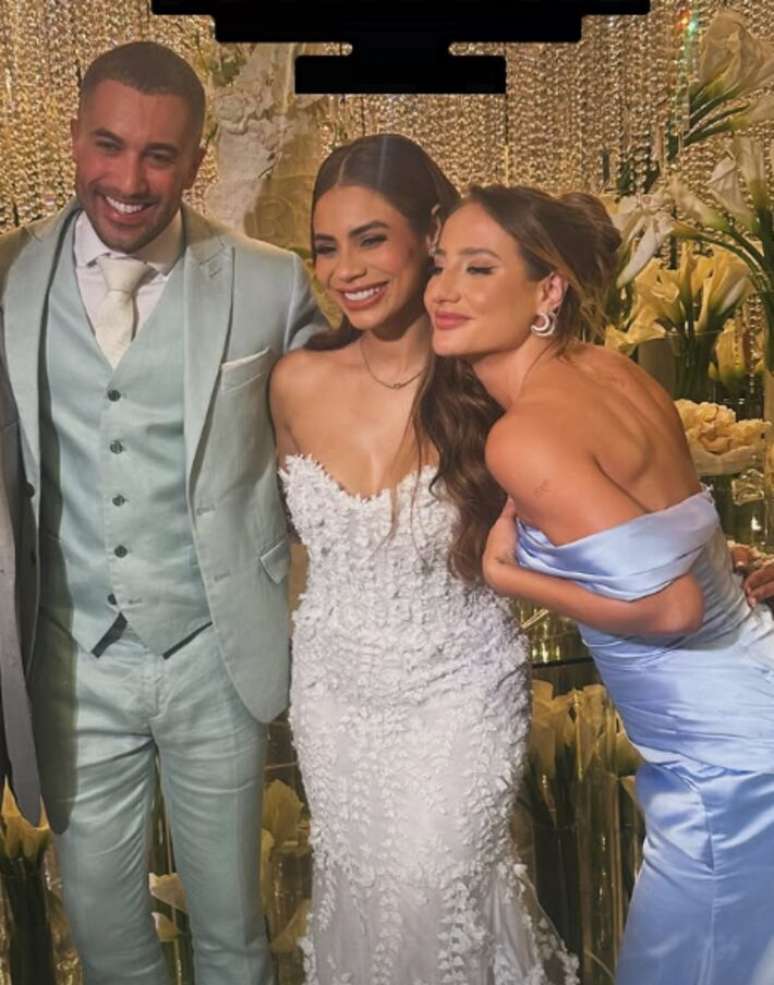 Ricardo Vianna e Lexa se casaram em 10 de outubro de 2025. À direita na foto, a madrinha do casal, Bruna Griphao.