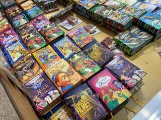 Famosos no Peru, Xenia leva à Bienal livros menores que o polegar