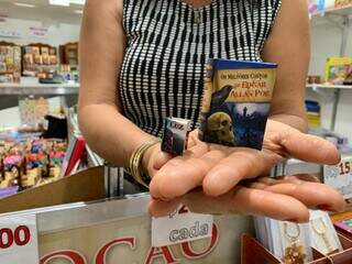 Famosos no Peru, Xenia leva à Bienal livros menores que o polegar