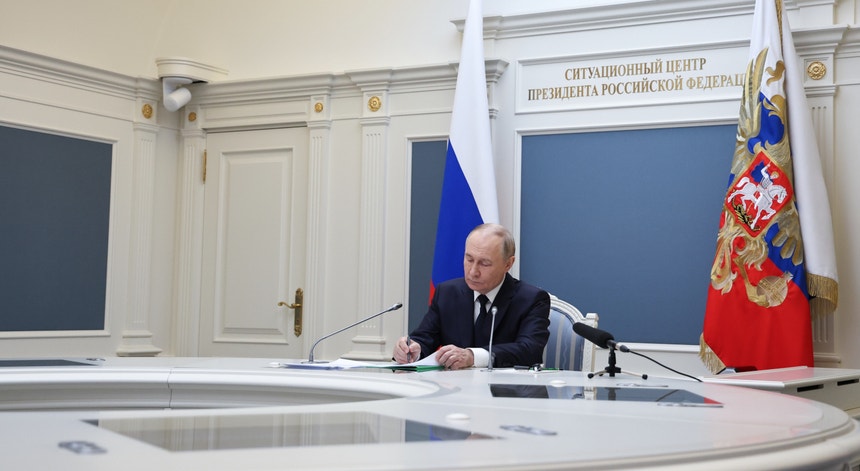 Teste de prontidão. Putin supervisiona exercício das forças nucleares russas