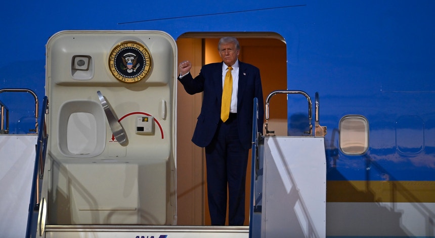 Viagem pela Ásia. Trump chega ao Japão para segunda visita diplomática
