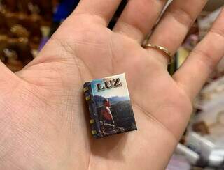 Famosos no Peru, Xenia leva à Bienal livros menores que o polegar Famosos no Peru, Xenia leva à Bienal livros menores que o polegar