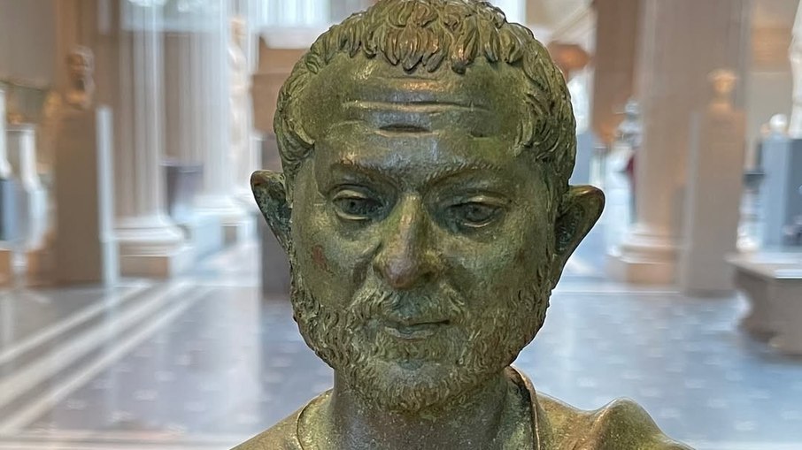 Estátua parecida com o presidente Lula faz sucesso entre internautas.